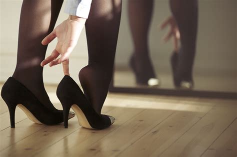 Women In Heels Have More Power Over Men Study Finds Cbs News