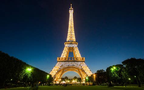17 Gorgeous Photos Of The Eiffel Tower At Night Travel