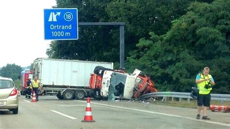 Schwerer unfall auf der a13. Unfall auf Autobahn A13 - Laster stellt sich quer - Berliner Morgenpost