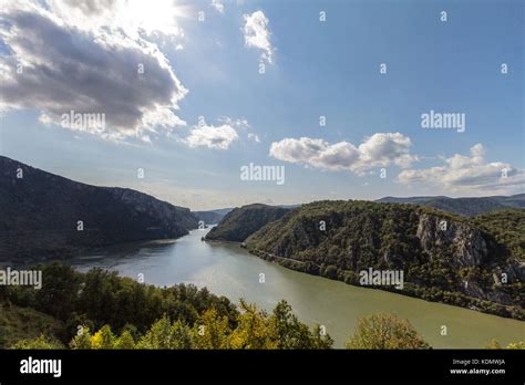 El río Danubio cerca de la ciudad serbia de Donji Milanovac en las puertas de hierro también