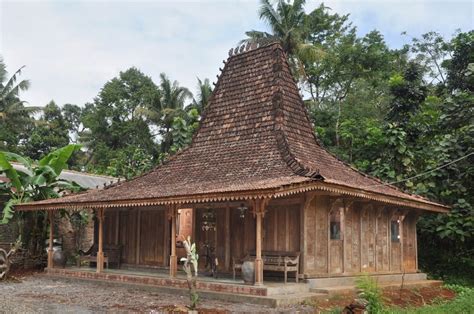 Kayaknya adakah jenis rumah joglo. 1. Rumah Joglo Sinom