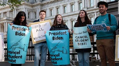 Biden aprueba plan de ayuda para préstamos estudiantiles Pia Global