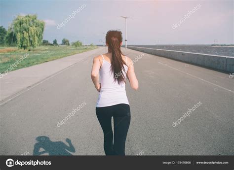 Jovencita Que Corre Por La Calle — Foto De Stock © Estradaanton 178476866