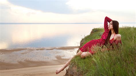 壁纸 妇女 模型 黑发 长发 个人资料 看不起 连衣裙 红色礼服 赤脚 地平线 海滩 天空 户外户外