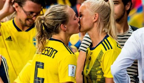 mundial femenino de fútbol la historia detrás del beso en el mundial de fútbol femenino