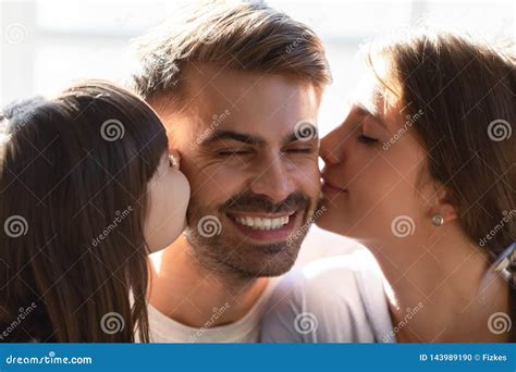 pequeña hija y esposa de amor que besan al marido del padre foto de archivo imagen de hija