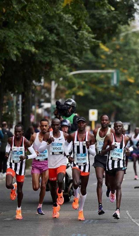 Eliud Kipchoge Wins Berlin Marathon Setting A New World Record 2 01 09 The Standard Health
