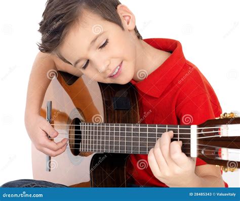 El Muchacho Sonriente Está Tocando La Guitarra Acústica Imagen De