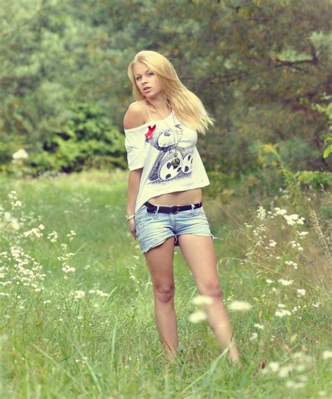 Красивая блондинка в футболке с открытыми плечами Лучшие фото девушек