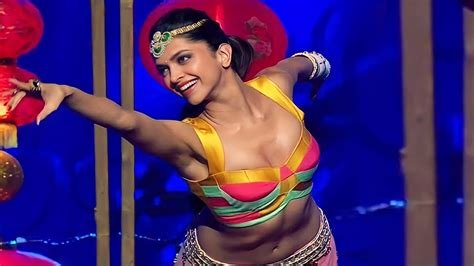 Those Wide Sexy Navel And Hips Of Deepika Padukone Makes Us Fans Go Crazy🔥 R Deepikapadukonefap