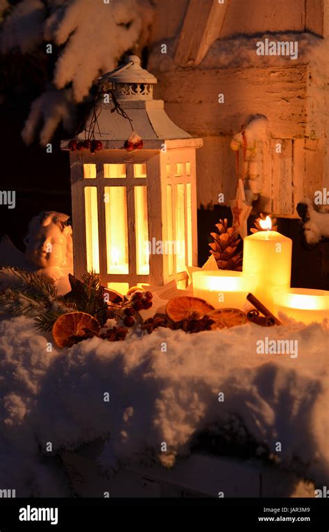 Laterne Im Schnee Besinnliche Weihnachten Kerzenschein Stockfotografie