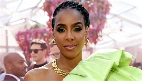 Watch Kelly Rowland Shows Off Custom Made T From South African