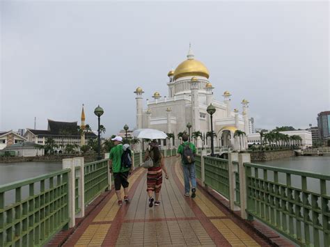 Visiting the Omar Ali Saifuddien Mosque in Bandar Seri ...