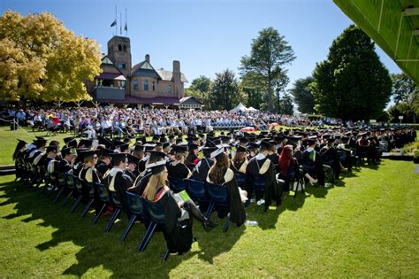Large number of graduates for UNE's Autumn Graduation - University of 