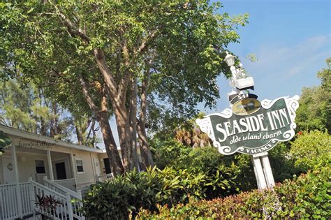 The tiki bar was adjacent to the pool and the free bikes provided were just perfect. Seaside Inn, Sanibel Island Florida