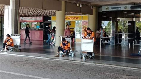 Berada di pinggir jalan aspal bisa. Curhat Porter di Batam: Bandara Hang nadim Makin Sepi ...