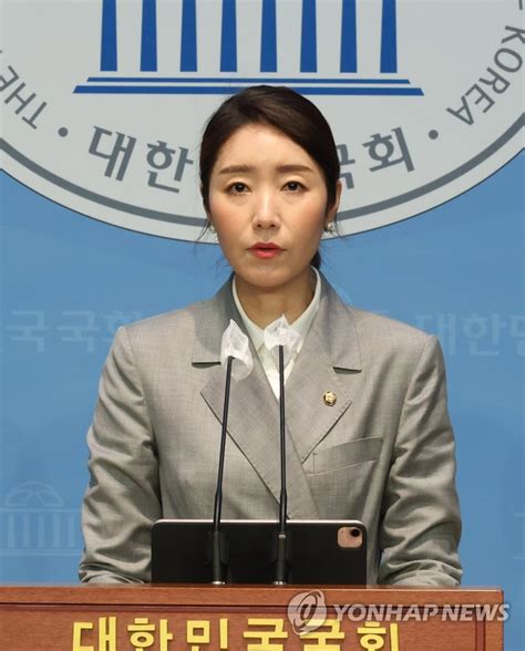 브리핑하는 더불어민주당 강선우 대변인 연합뉴스