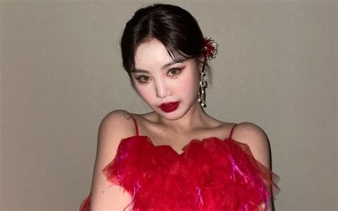 莊錠欣（英語： elkie chong ，1998年11月2日 － ），藝名elkie（韓語： 엘키 ），香港 歌手，童年為香港少女組合honey bees成員，亦多次出演香港無綫電視的電視劇，2016年加入韓國經紀公司cube娛樂旗下女子組合clc及擔任領唱 ，直到2021年初退出clc以及與cube娛樂解約。 (G)I-DLE接下來發展很困難？粉怒：「當初就該讓穗珍退團!都是公司的錯!」 - Wishnote 所有美好如你所願