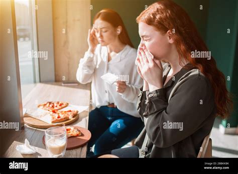 Weibliches Modell Sitzt In Einem Café Und Bläst Ihre Nase Junge Frau Hat Kopfschmerzen In Einem