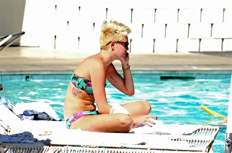 Miley Cyrus Wearing Floral Tube Bikini Poolside At Palm Desert Hotel In Palm Spr Porn Pictures