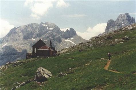 Collado jermoso el refugio collado jermoso se sitúa en el macizo central de los picos de europa a 2064m, en un balcón situado más de 1000m por encima del valle de valdeón en un enclave único. Collado Jermoso