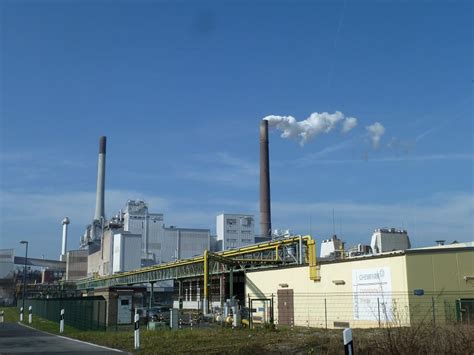 Covestro und mitsubishi recyceln verbundwerkstoffe sortenreines granulat kann nach dem recycling der verbundwerkstoffe wieder stofflich eingesetzt werden. Blauer Himmel über dem Chempark in Krefeld-Uerdingen