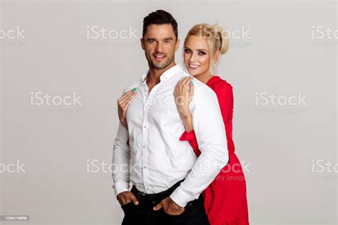 카메라 보고 회색 배경에 고립 서로 포옹 하는 아름 다운 커플 2명에 대한 스톡 사진 및 기타 이미지 2명 관능 기혼 Istock