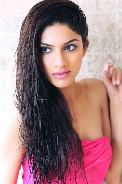 Sapna Pabbi Hot And Sexy Pics Photos