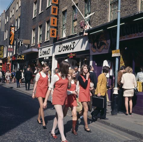 Stunning Color Photographs That Capture Swinging London Scene In The S Oldengland Cafex