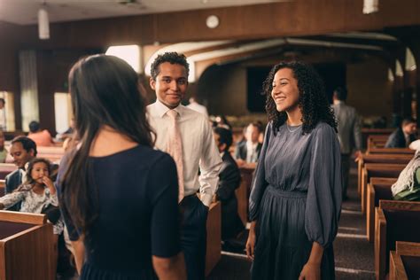 Invitar A Un Amigo A La Iglesia Ilumina El Mundo