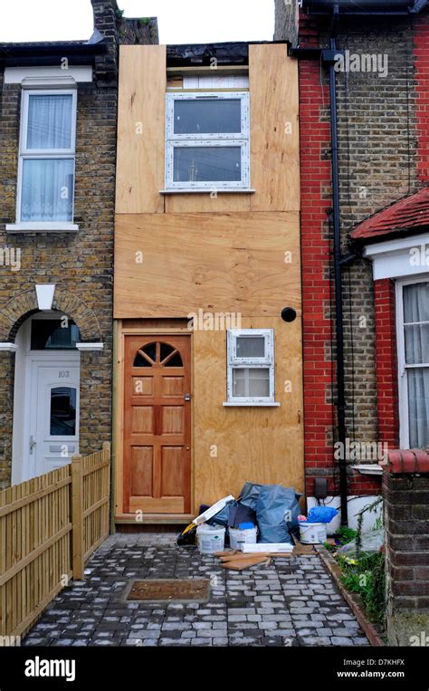 A View Of The Narrowest House In East London Uk Stock Photo Alamy