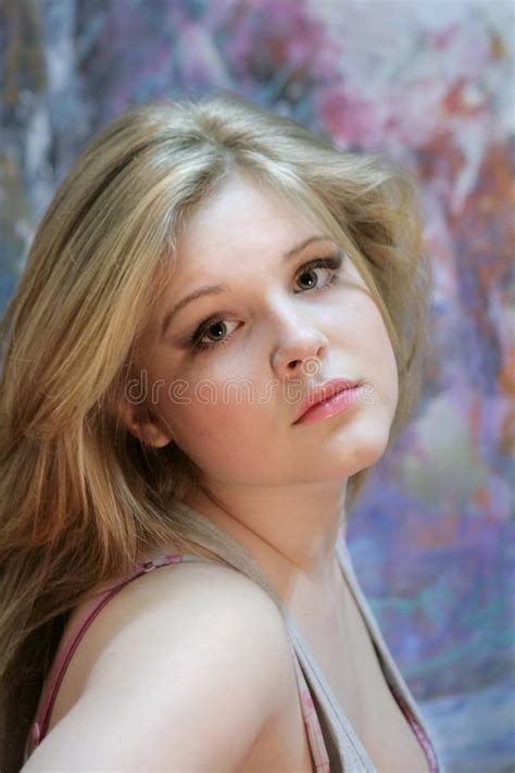 Portret Naturalnej Blondynki Nastolatka Na Kolorowym Tle Zdjęcie Stock