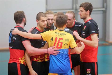 Jej górna krawędź powinna znajdować się na wysokości 2,43 m dla mężczyzn i 2,24 m dla kobiet (mierząc na. Siatkówka. II liga mężczyzn. Porażka MKS MOSiR Jasło w ...