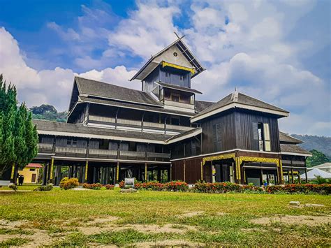 Adalah sebuah binaan/bangunan lama yang masih utuh, lagi. Kalau Ke Kuala Pilah, Jemput Singgah Ke Muzium Diraja ...