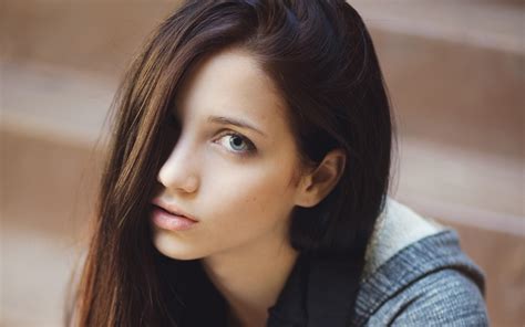 Emily Rudd Brunette Face Hair In Face Looking At Viewer Sensual Gaze Lips Depth Of Field Hd