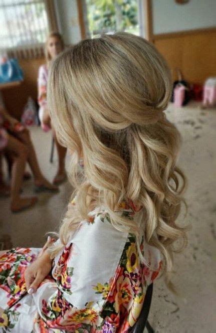 Endless inspiration for loose, tousled curls, elegant updos, and relaxed down 'dos, undone braids, side parts, big barrel curls and. Trendy Hair Styles Semirecogido 20+ Ideas | Bridesmaid ...