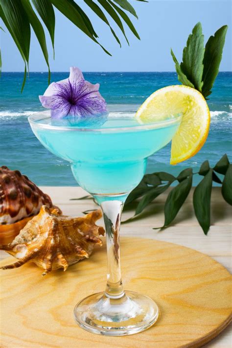 Premium Photo Blue Hawaiian Cocktail On The Tropical Beach Tragos Tropicales Tragos De