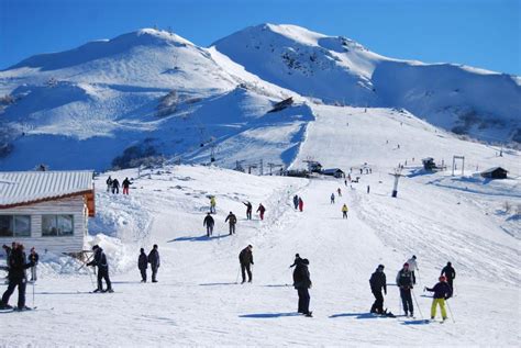 El Centro De Esquí Cerro Bayo Funciona A Pleno Con Esquiadores De Bariloche Noticias Bariloche