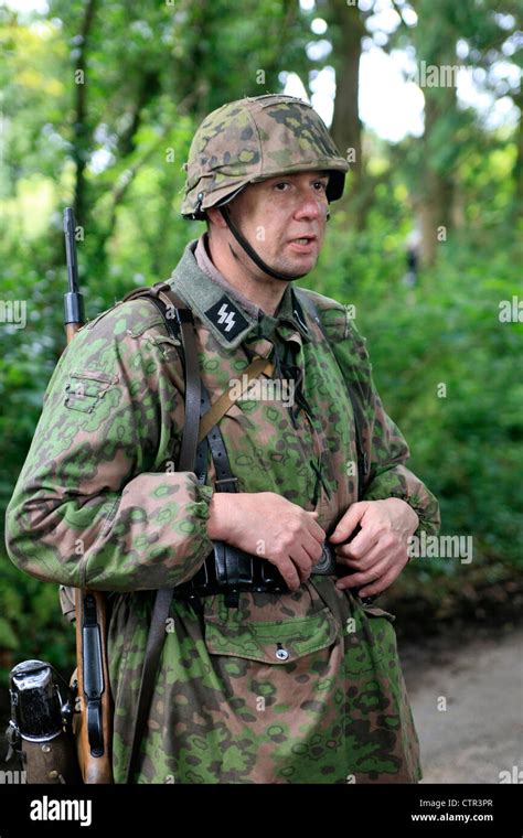 Schauspieler Verkleidet Als Waffen Ss Soldaten An Einem Ww2 Reenactment Wochenende