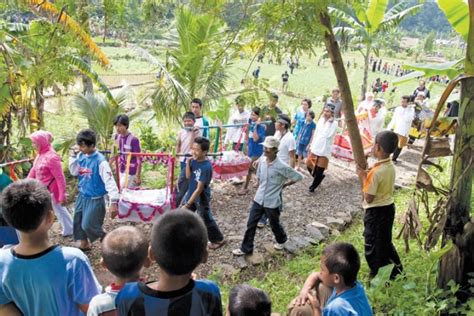 Gotong royong di kawasan sekolah. Gotong Royong, Semangat Hidup Bersama Masyarakat Nusantara