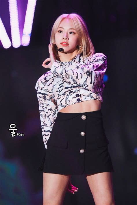 Chaeyoung's blonde hair + abs combo : twice