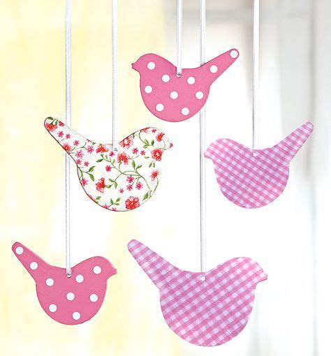 Basteln mit holz kinder bastelideen und tipps. Frühlingshafte Vögel zum Hängen | buttinette Blog | Basteln frühling kinder, Basteln frühling ...
