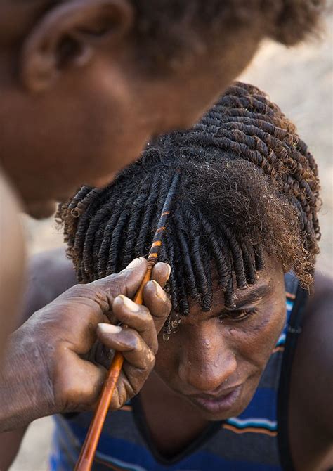 10 october 2005 afar, ethopia, is one of the most desolate, poverty ridden places in the world. Afar man having a traditional hairstyle with a stick to ...