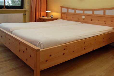 „aber lasset uns nun zu bette gehen, damit uns jetzo auch die ruhe des süßen schlafes das bett, unser aller möbel, in dem wir viel zeit verbringen, sollte einen wesentlichen beitrag zu. Schlafzimmer Vom Schreiner Schlafzimmermoebel Aus Massivholz