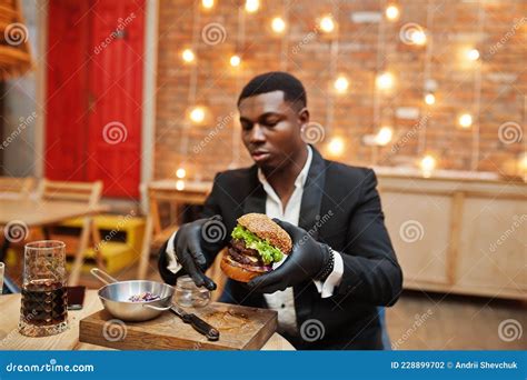 Hombre Afroamericano Con Hamburguesa Foto De Archivo Imagen De