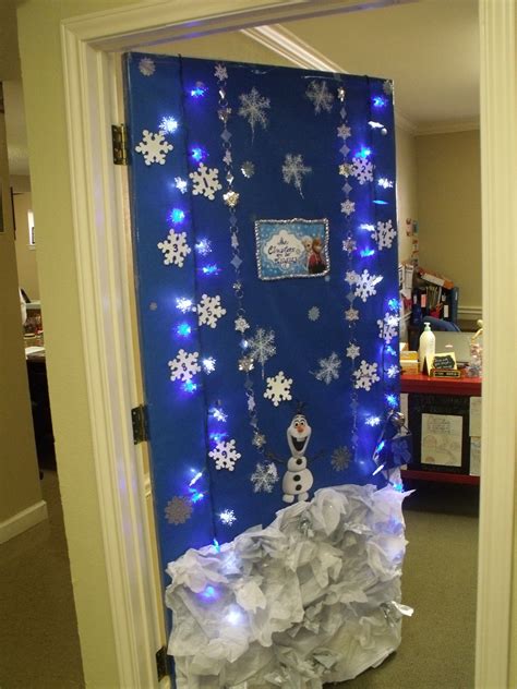 15 creative bedroom door ideas | cool bedroom door decorations with images. Holiday Door Decoration #Frozen inspiration