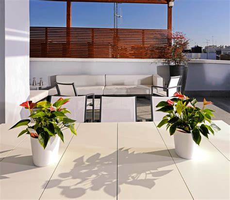 Si lo que quieres es que tu terraza de ático sea bonita, agradable y con un estilo espectacular, aquí te ofrecemos una guía con las mejores recomendaciones para decorar terrazas de áticos con agrado pero sin derrochar lo práctico. Decoración de terrazas de áticos | Globalia Espacios