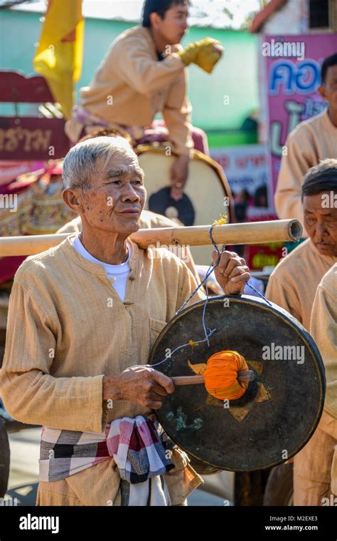 Man Hitting Gong Hi Res Stock Photography And Images Alamy