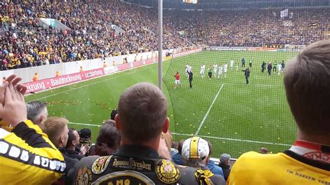 Dynamo Dresden Fans Feiern Mannschaft Nach Aufstieg In Die 2 Liga Youtube
