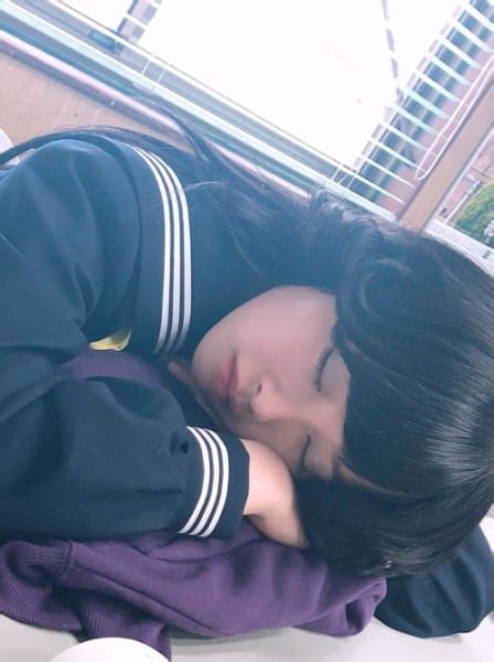 【エンタメ】橋本環奈の制服“居眠り”ショットにファン悶絶「寝顔がかわいすぎる」